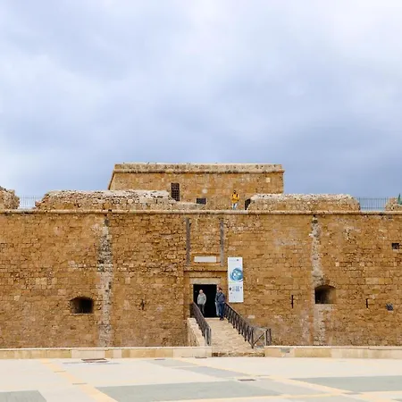 Spacious 2 Bedroom Near Mall -internet 1gbps