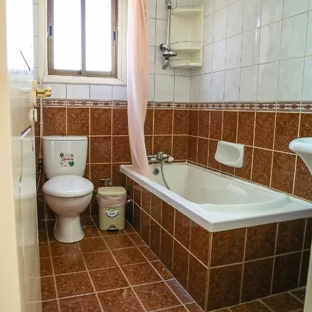 Spacious 2 Bedroom Near Mall -internet 1gbps