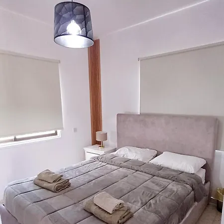 Spacious 2 Bedroom Near Mall -internet 1gbps דירה