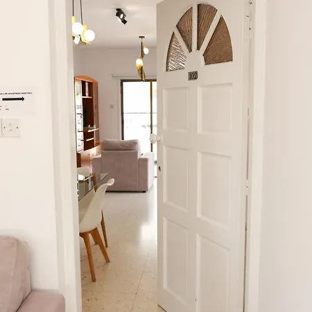 Spacious 2 Bedroom Near Mall -internet 1gbps Πάφος
