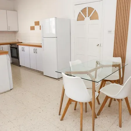 Spacious 2 Bedroom Near Mall -internet 1gbps * Πάφος