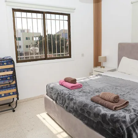 Spacious 2 Bedroom Near Mall -internet 1gbps Πάφος