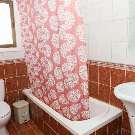 Spacious 2 Bedroom Near Mall -internet 1gbps * Πάφος